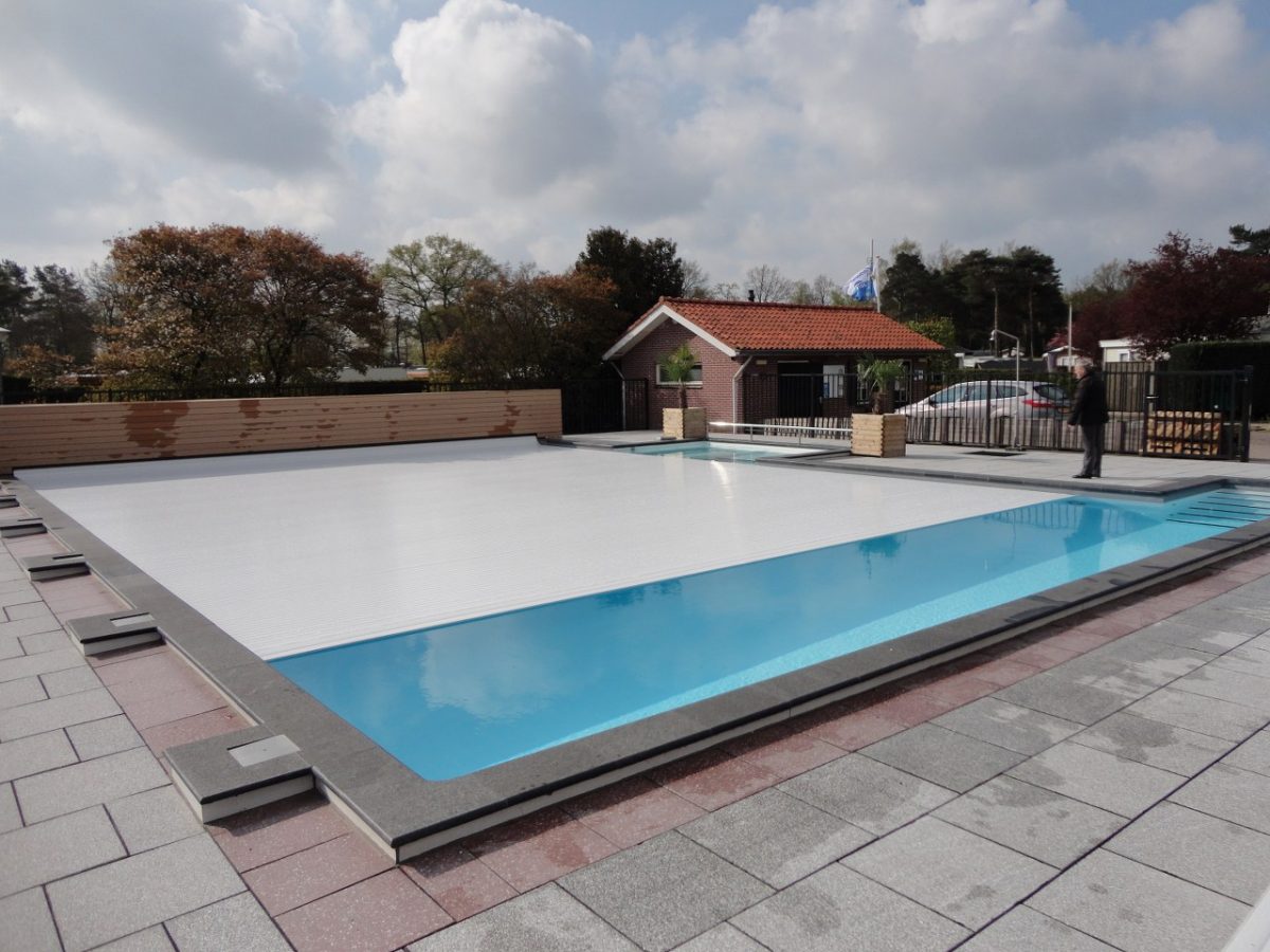 International Pool Protection Couverture Thermique de 600 microns économique avec Renfort en Tout Le Contour Enrouleur télescopique de 81 mm 5 x 3m 