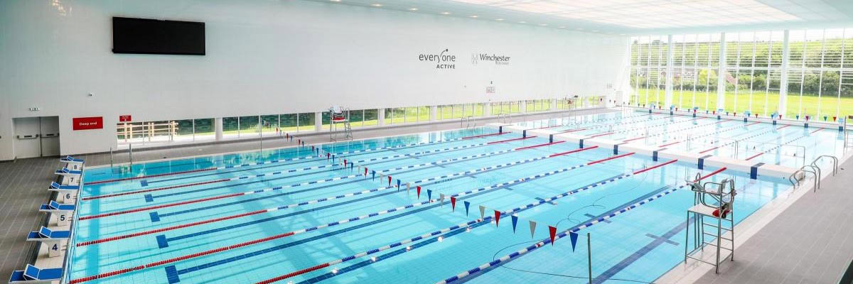 Deux planchers mobiles, un mur de soutènement vertical et une plate-forme pour handicapés à Winchester (Angleterre)